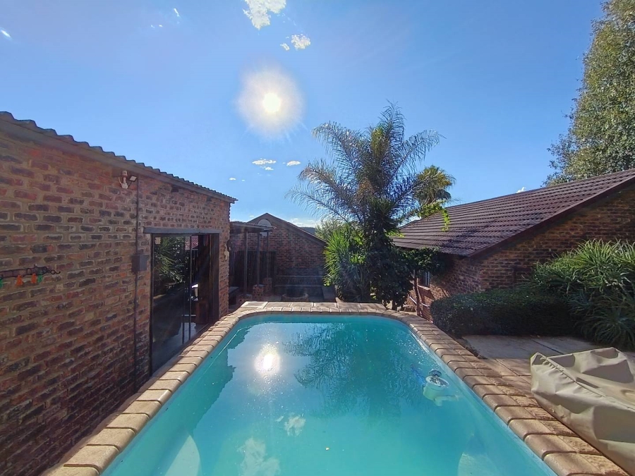 5 Bedroom Property for Sale in Langenhovenpark Free State
